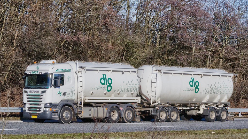Lastbil och logistikpersonal vid säker transporthantering
